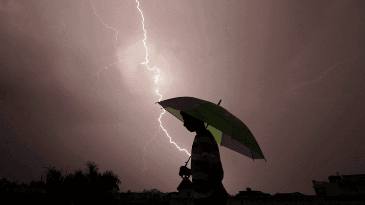 What to do during lightning strikes: Met office issues safety guidelines