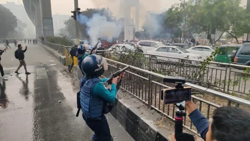 Mobile phone traders stage protest in Karwan Bazar, sound grenades fired
