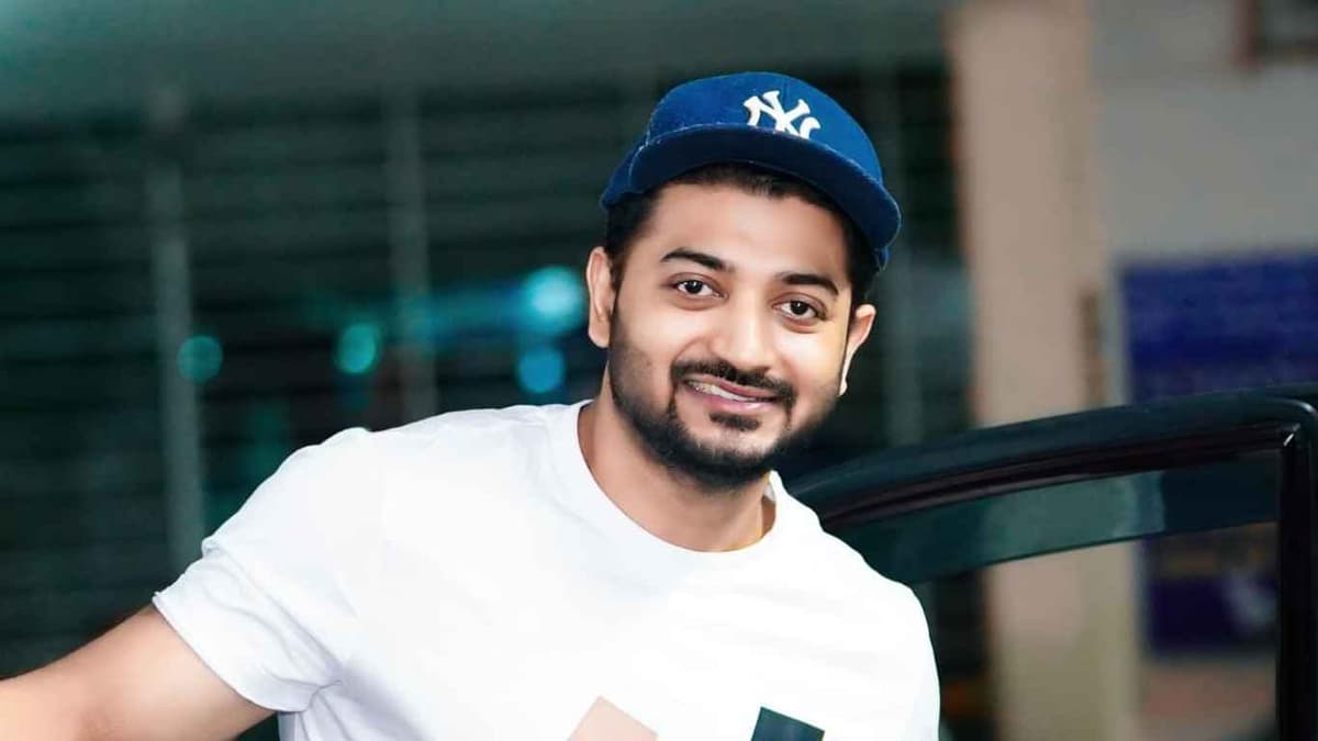 Actor Bappy narrowly escapes road accident