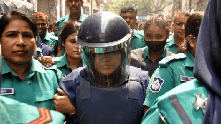 Court crowd sings Momtaz hit song as ex-MP appears before judge