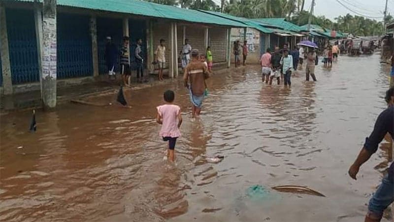 কক্সবাজারে জোয়ারে নিম্নাঞ্চল প্লাবিত, আশ্রয়কেন্দ্রে ছুটছে মানুষ