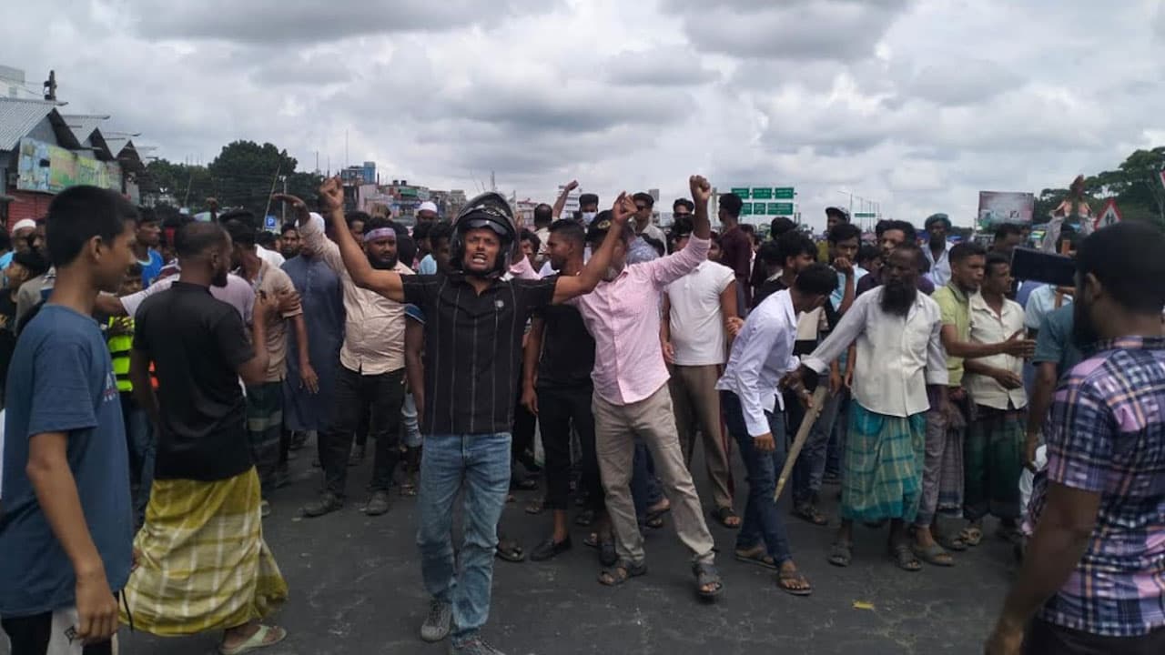 Clashes erupt in Bhanga between police and demonstrators
