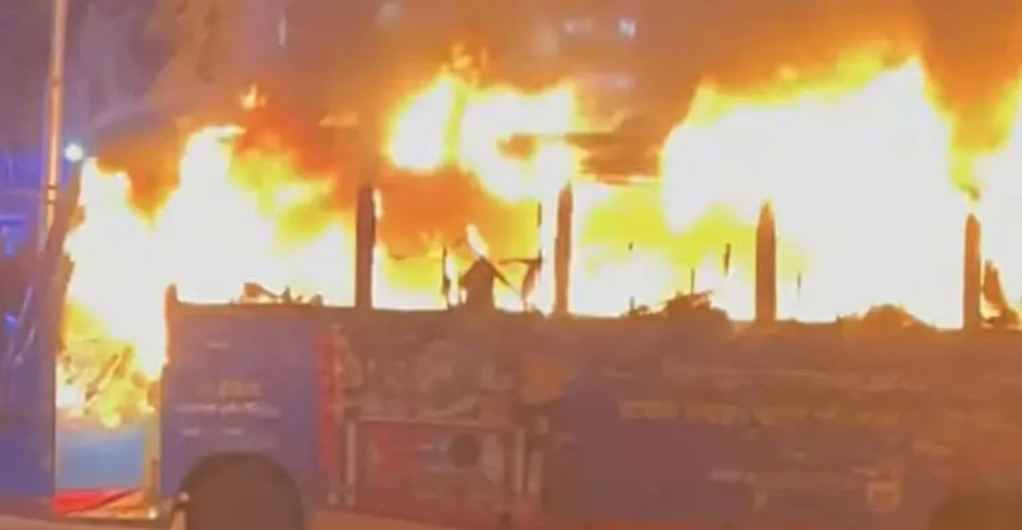 Bus catches fire in Badda