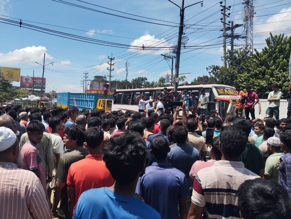 Workers block Dhaka-Sylhet highway for 2 hrs over excessive load-shedding in Narsingdi
