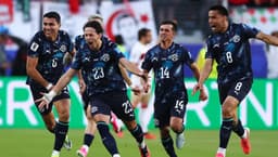 10-man Paraguay shock Turkey 1-0 to stay alive in Group D race