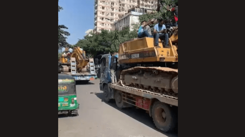Two bulldozers moving towards Dhanmondi 32