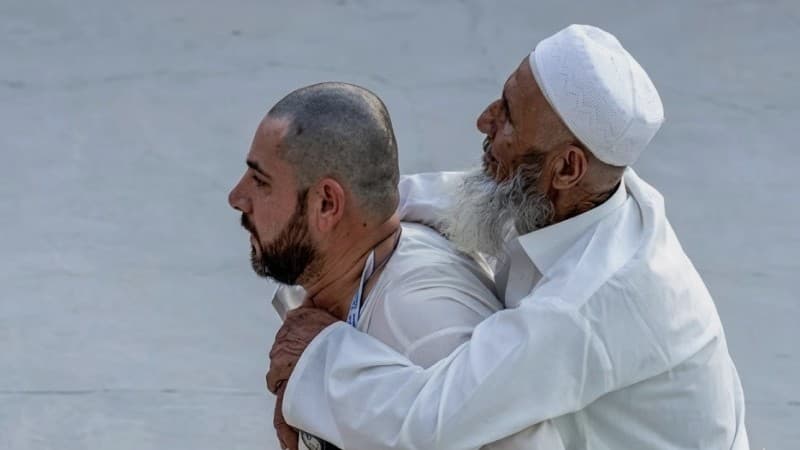 Son carrying elderly father in Hajj wins hearts online