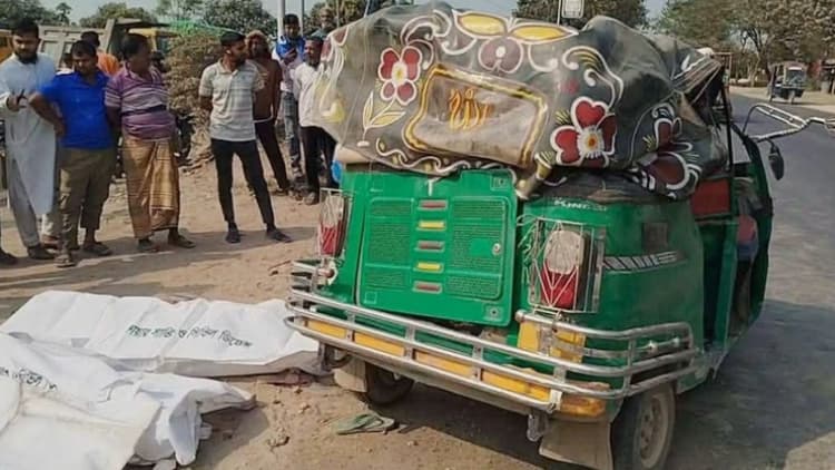 Four killed in truck-auto rickshaw collision in Kushtia