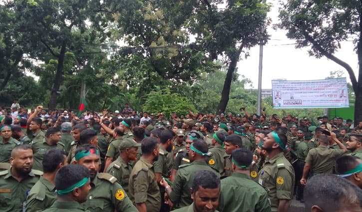 Ansar members stage protest, block road in front of Press Club