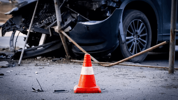 4 killed as pickup vans hits stationary truck