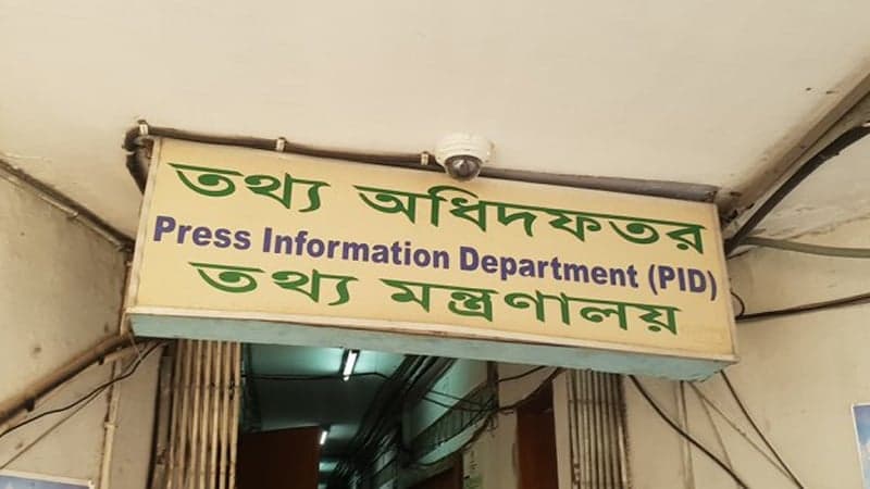 Press accreditation of 20 senior journos scrapped