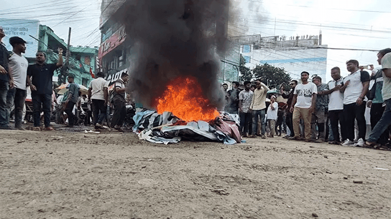 Chhatra Dal protests in Bogura, sets NCP leaders' banner on fire