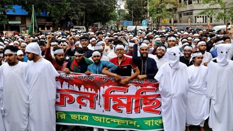 Polytechnic students march with shrouds in protest over 6-point demands