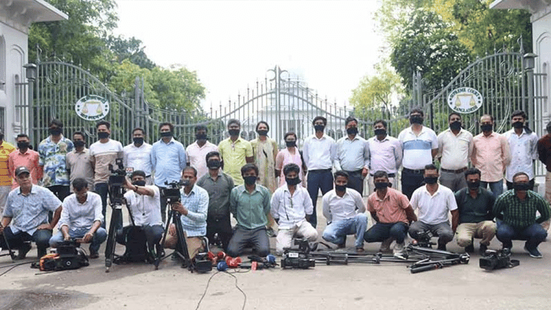 Journalists protest bar on entry into SC courtrooms with black cloth over mouths