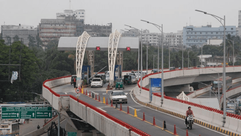 Pregnant woman killed in bus crash on Jatrabari flyover