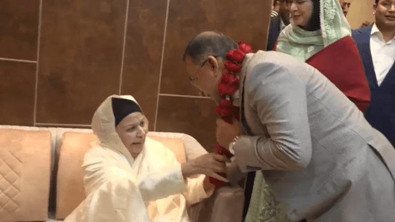 Tarique Rahman greeted with floral garland by Mother-in-Law at Airport