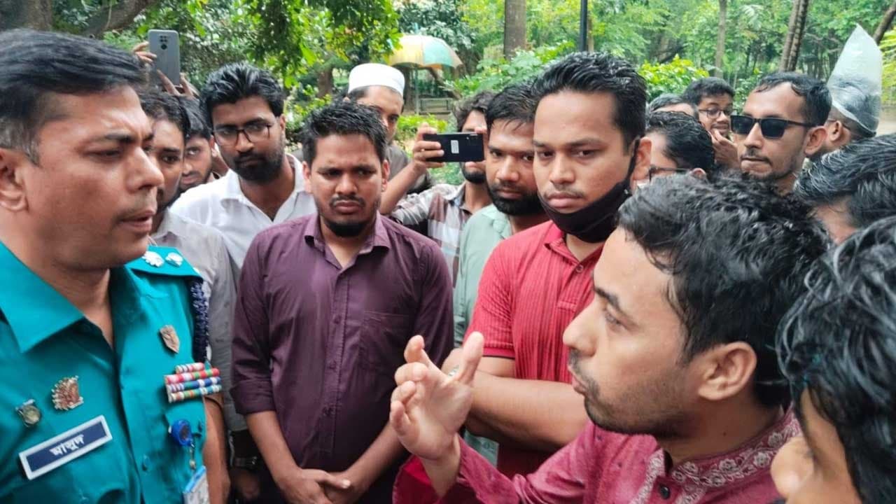 Police block march towards Jamuna demanding increased 44th BCS posts