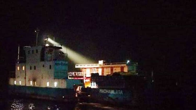 Ferry services resume on Daulatdia-Paturia route after one-hour suspension