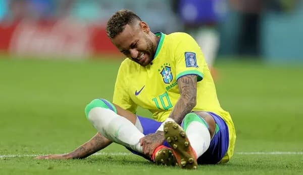 Neymar undergoes operation for torn knee ligament