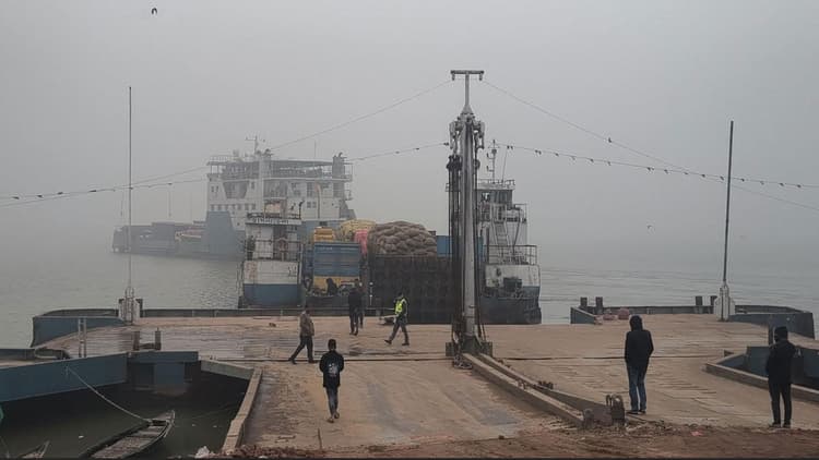 Dense fog halts ferry services on Daulatdia–Paturia route