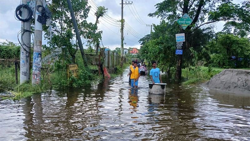 চলমান বন্যায় মৃতের সংখ্যা বেড়ে ৫২, পানিবন্দি ১০ লাখ পরিবার