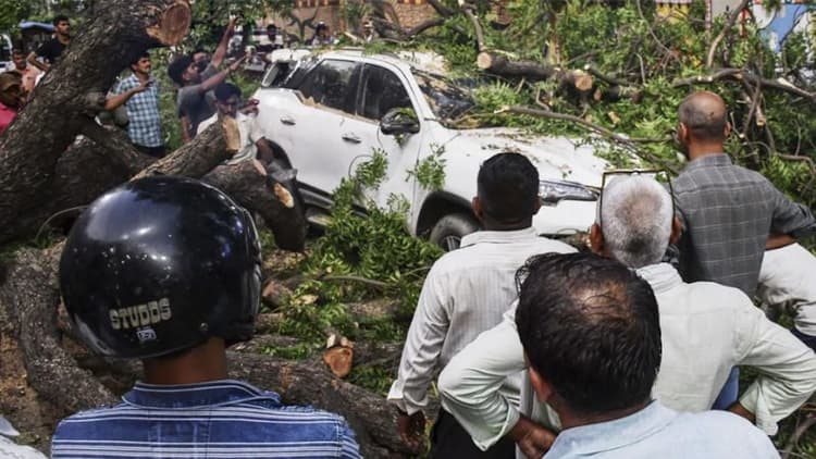 Nearly 90 people killed as storm and rain batter Uttar Pradesh