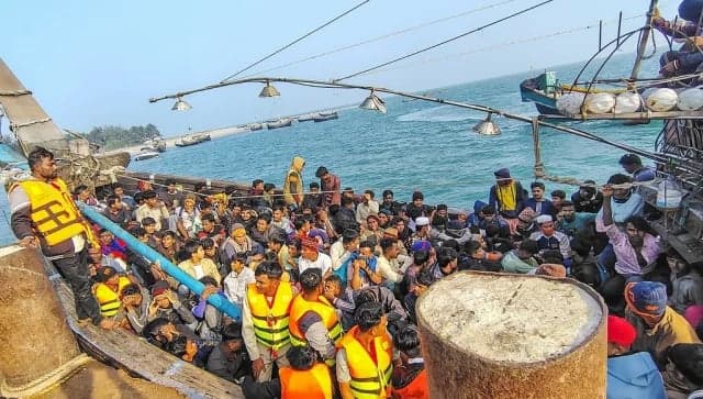 Navy detains 273 while attempting to reach Malaysia by sea