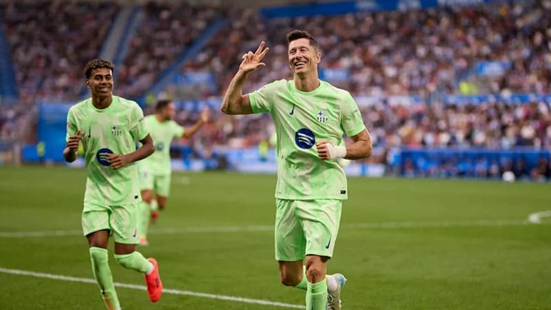 Lewandowski scores hat-trick, Barca maintain La Liga lead