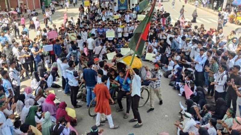 Intense traffic grips Dhaka as polytechnic students block Satrasta Mor