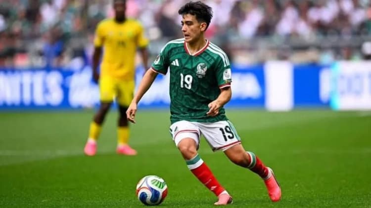 Gilberto Mora breaks 96-year record, edges closer to Pele