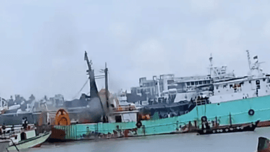 Six burned in fishing trawler explosion on Karnaphuli river