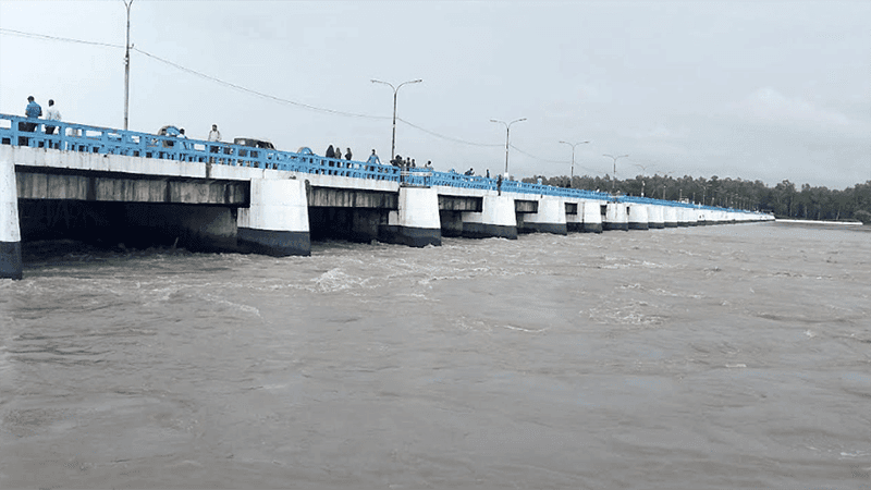 Teesta water nearing danger level, low-lying areas at risk of flooding