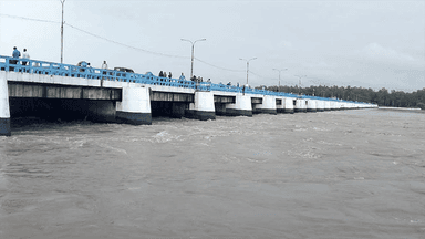 Teesta water nearing danger level, low-lying areas at risk of flooding