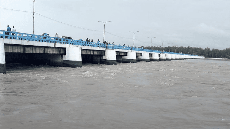 Teesta water nearing danger level, low-lying areas at risk of flooding