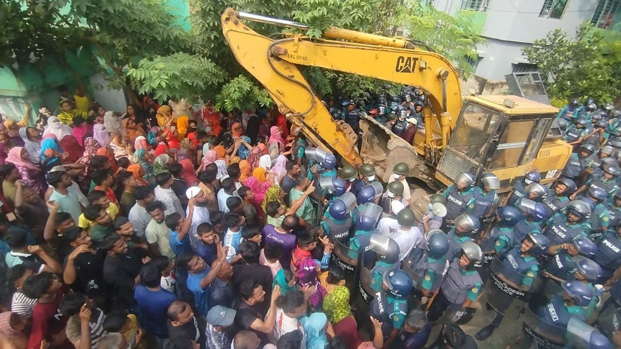 Clash during eviction drive leaves 30 injured in Khulna