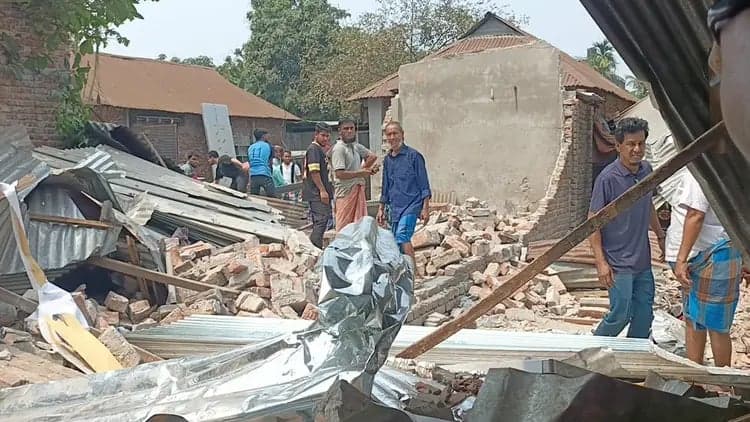 Hotel manager dies in wall collapse in Comilla