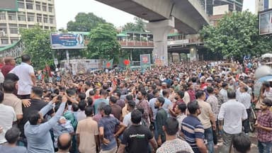 Shahbagh intersection blocked by Swechchhasebak Dal