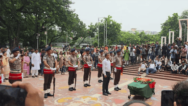 Mustafa Monowar given guard of honour at Shaheed Minar