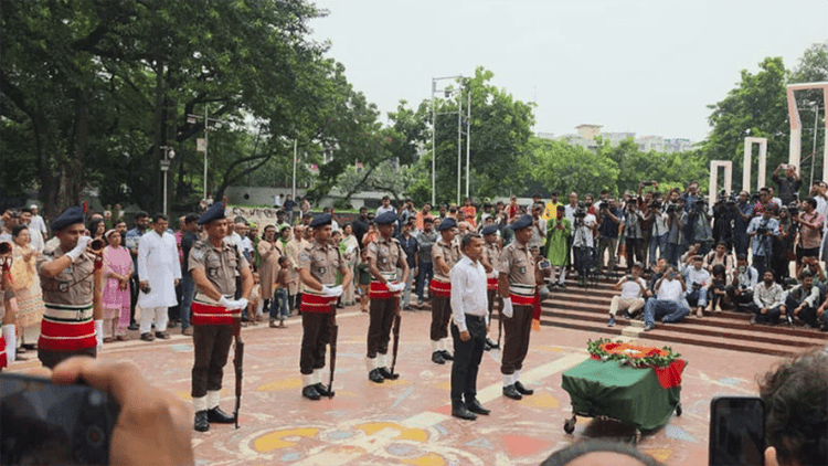 Mustafa Monowar given guard of honour at Shaheed Minar
