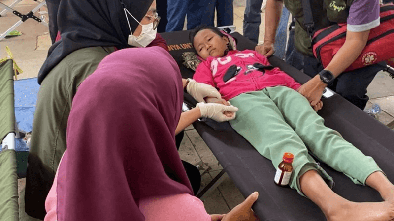 Over 1,000 Indonesian children fall ill after eating free school lunch