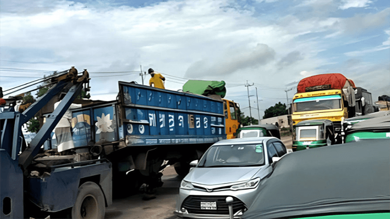 Truck breakdown causes 20km traffic jam on Dhaka-Sylhet highway