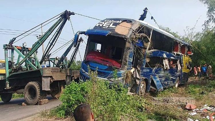 5 dead as bus crashes into ditch in Cumilla