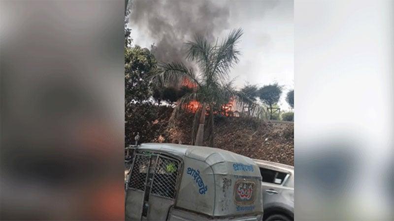 Moving car catches fire in Hatirjheel