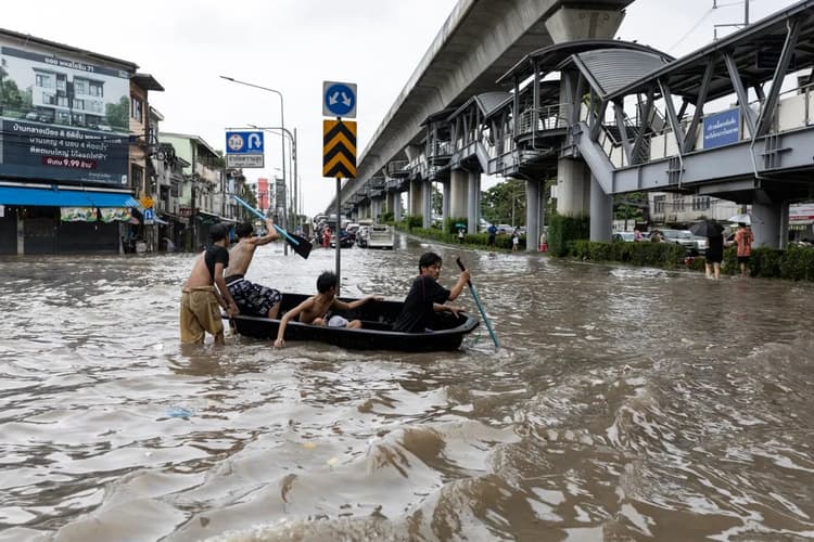 Bangkok ravaged by floods, emergency declared