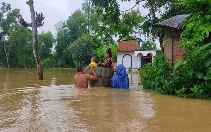 বন্যাদুর্গত মানুষের পাশে সর্বাত্মকভাবে দাঁড়াতে হবে