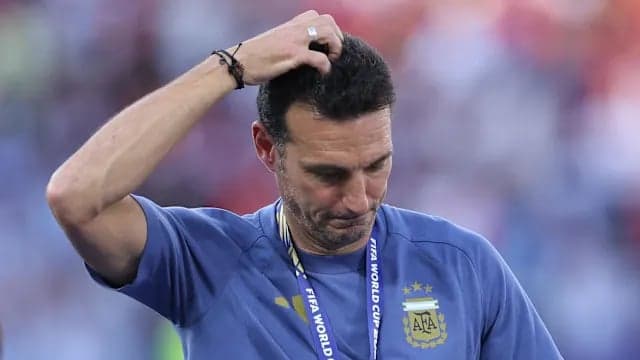 Scaloni leaves news conference in tears