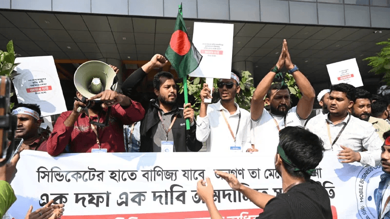 Mobile traders stage roadblock in Agargaon over high taxes, NEIR issues