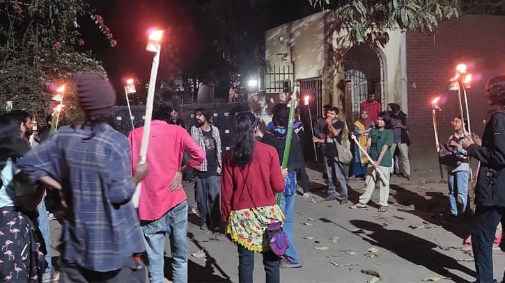 দুই জাবি শিক্ষার্থীকে বহিষ্কার, প্রতিবাদে উত্তাল শিক্ষার্থীরা