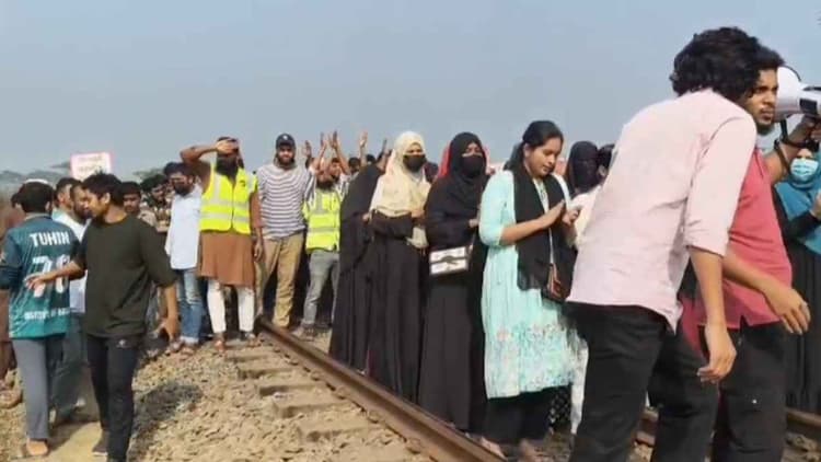 Diploma engineers block railway in Gazipur
