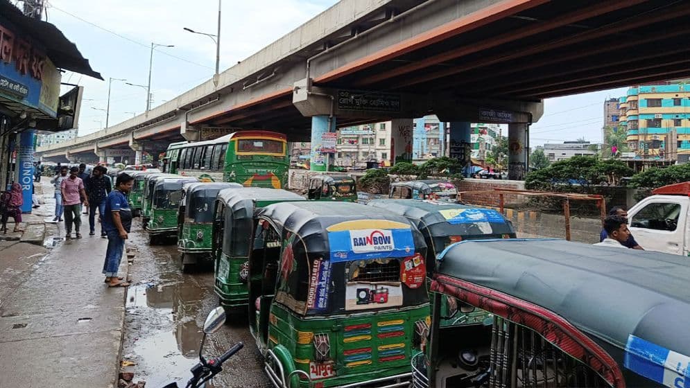 Long queues at CNG stations amid gas crisis, drivers wait for hours